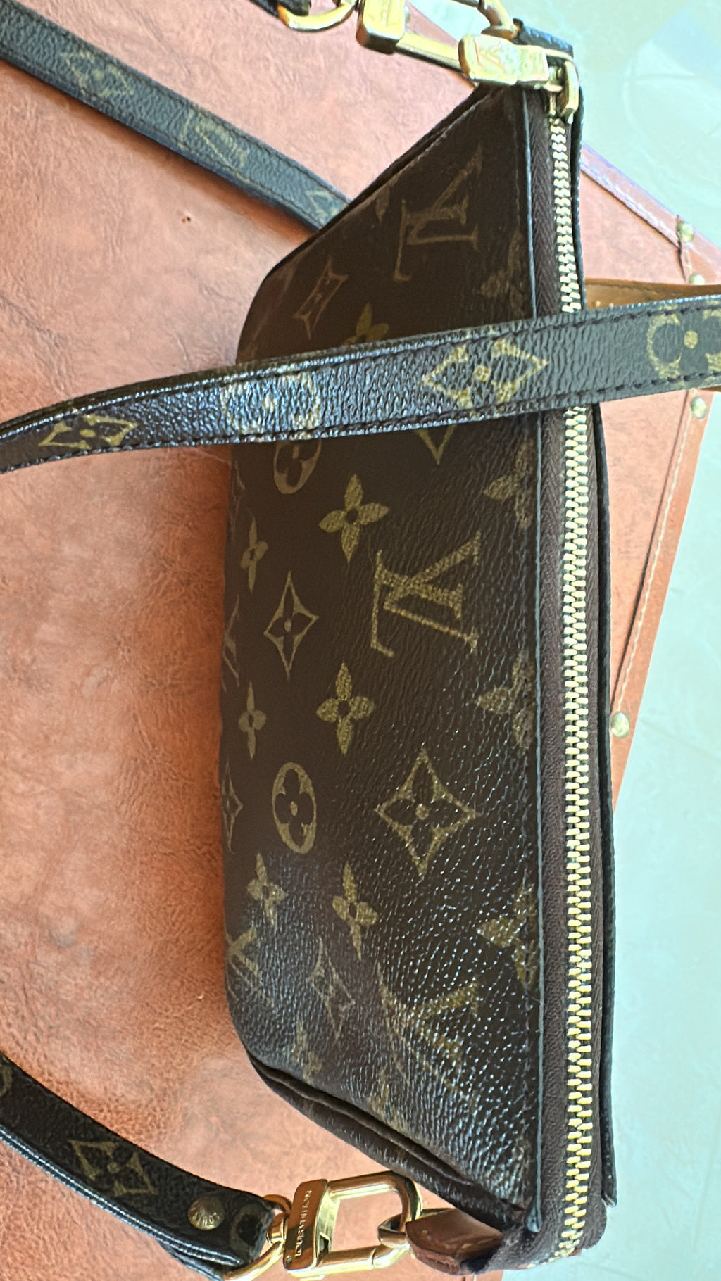 LOUIS VUITTON Pochette