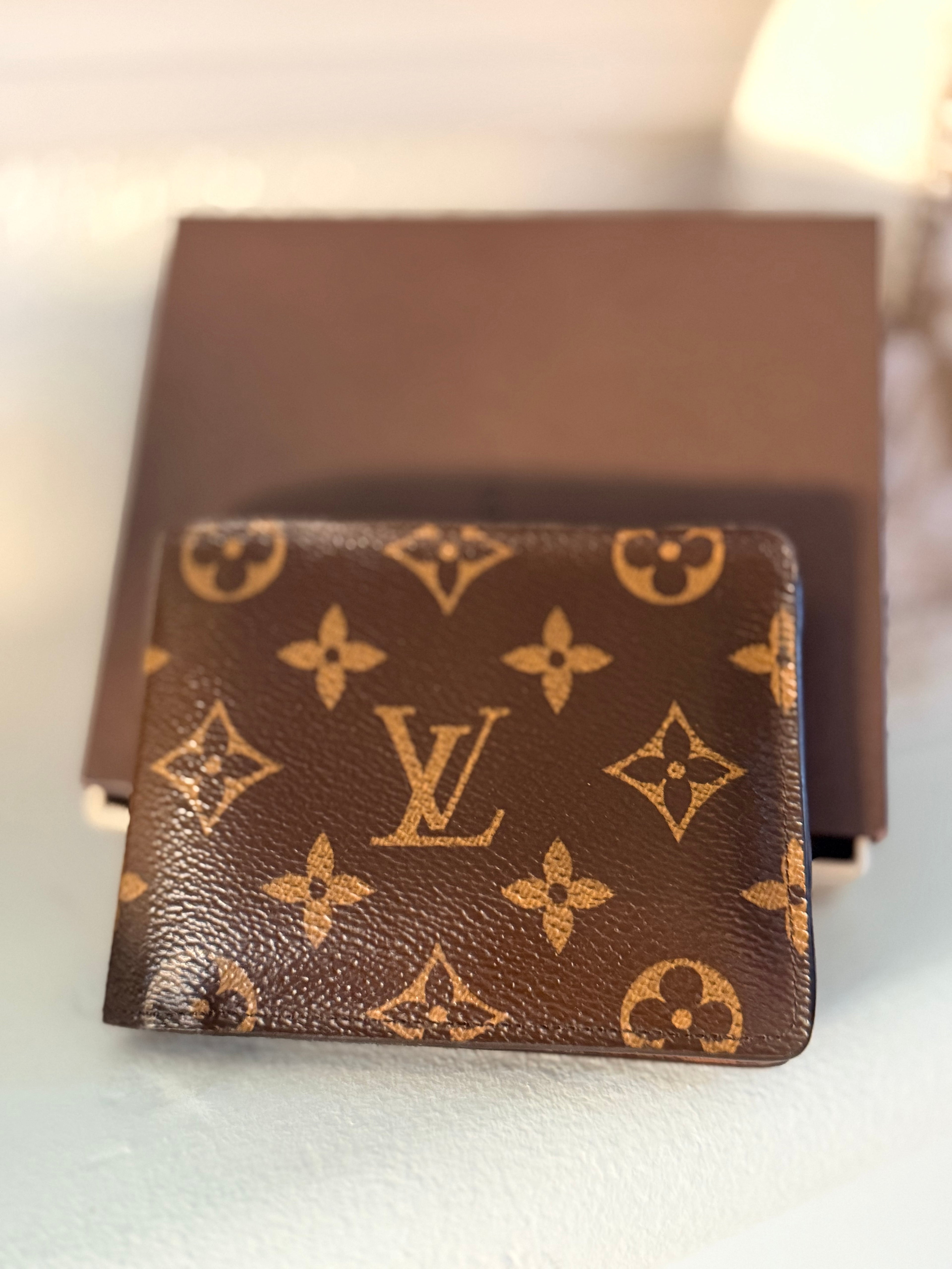 Louis Vuitton Bifold Monogram wallet