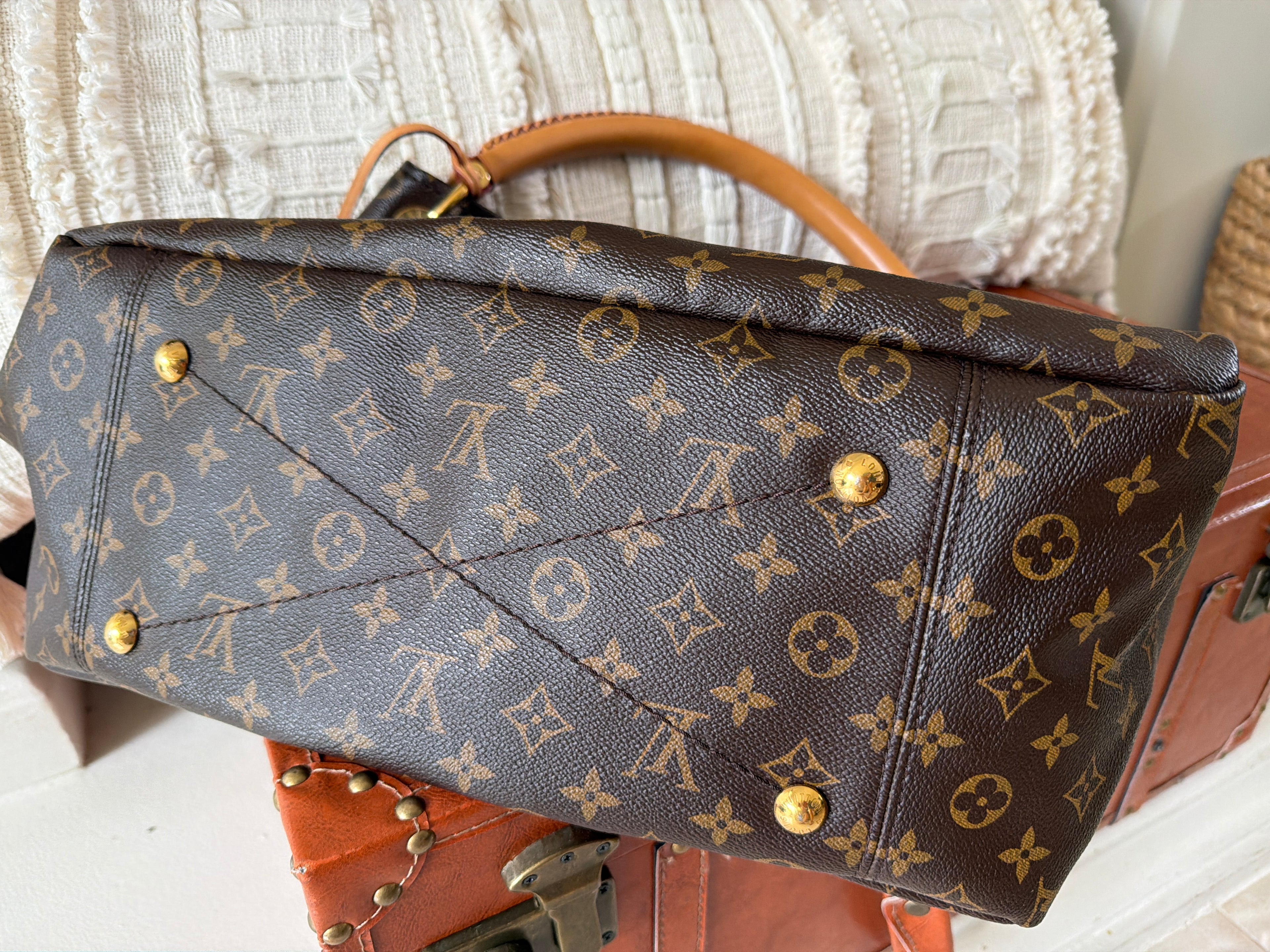 Louis Vuitton Artsy MM Monogram Canvas Hobo Bag | Leather Handle | Boho Luxury Classic