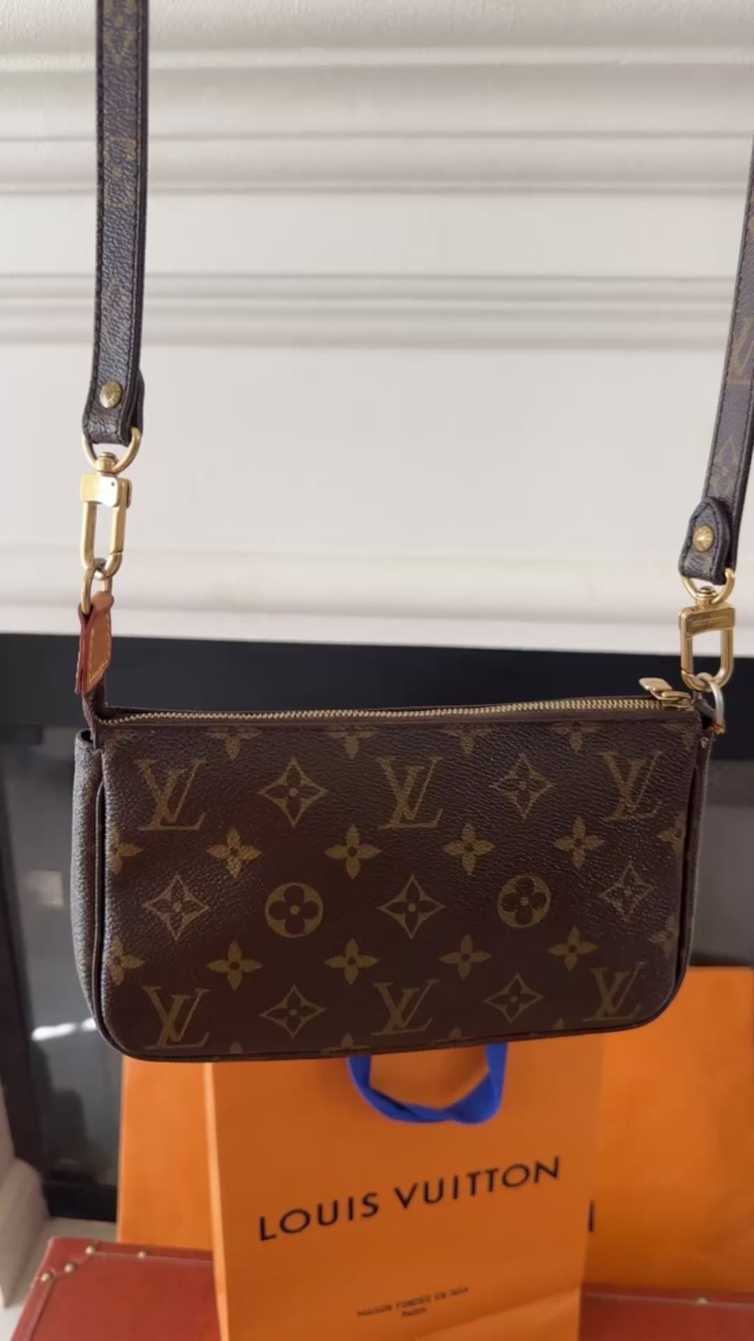 LOUIS VUITTON Pochette